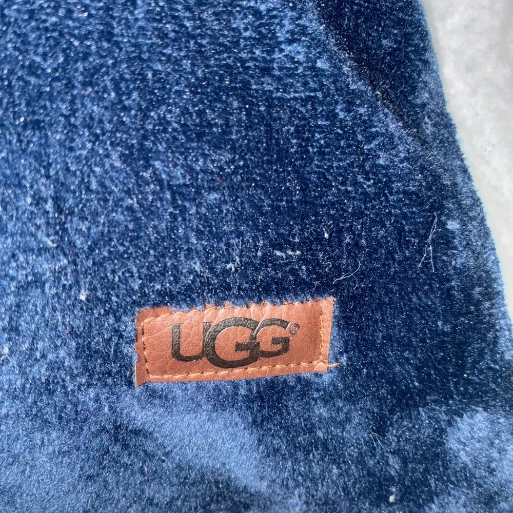 1‎ UGG Navy and Cream King Size pillow cover Preowned. Good Condition.